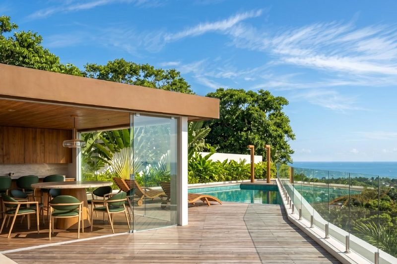 Deck da piscina panorâmica com vista para o mar